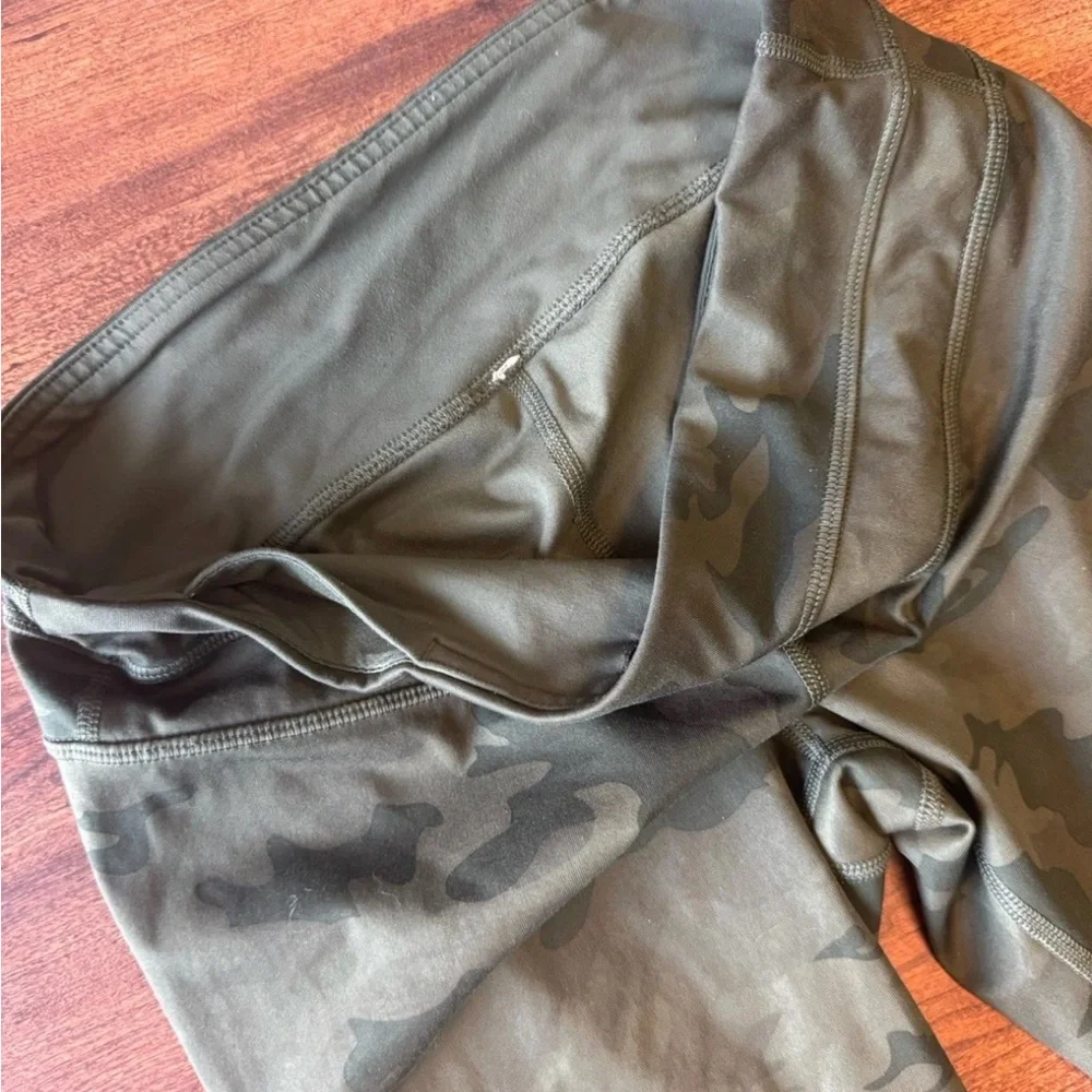 Lululemon sz 6 Camouflage capri Leggings - Picture 4 of 6